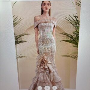 Brand NEW never worn - tags still on it.